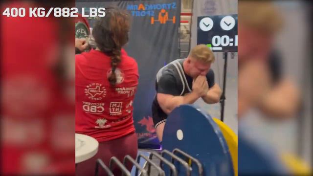 Worlds Strongest Bodybuilder Squats 400 kg And Starts Crying смотреть онлайн