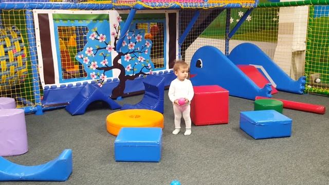 ЯРМАРКА / Играем на детской площадке Горки Батуты !!! смотреть онлайн