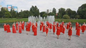 В Абакане прошел Всероссийский флешмоб «Женщины в красном». Столица Хакасии стала 22 городом проекта