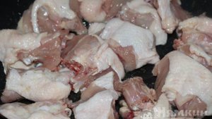 Жареная курица с луком и специями на сковороде