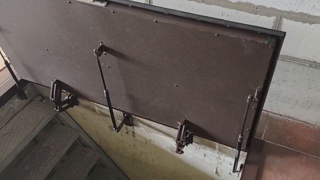 Люк в подвал, скрытые, многошарнирные петли. 