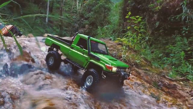 RC4WD- Toyota Land Cruiser 70 & Hilux   Defender D90 - RC ADVENTURE- Crawling the RiVER ROCKS