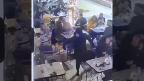 Неизвестный мужчина в маске открыл стрельбу по посетителям кафе в Афинах