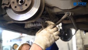 Установка с сотрудницей: стойки стабилизатора на Гранту