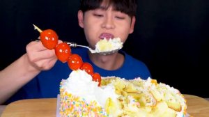 ASMR 코스트코 대왕케이크 위에 블랙포도 샤인머스켓 체리 블루베리 탕후루 먹방! Costco Birthday Cake With Sugar-Co