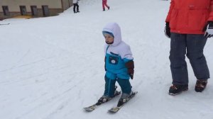 горнолыжный курорт ребенок катается на лыжах