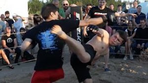 Боксер против бойца из толпы на Бетонном Заводе