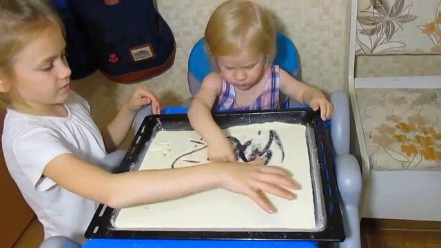 Необычное рисование | Манка вместо песка |  Playing with semolina | Drawing with children смотреть онлайн