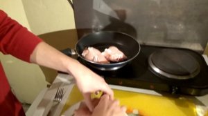 Как приготовить куриные рулетики. Куриные рулетики с грибами помидорами Как сделать куриные рулетик