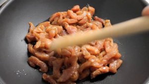 СВИНИНА С БАКЛАЖАНАМИ В КИСЛО-СЛАДКОМ СОУСЕ.