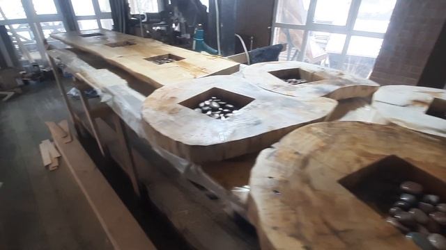 начало заливки смолой столешницы и спилов смотреть онлайн