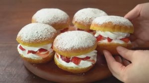 Пончик с клубничным кремом