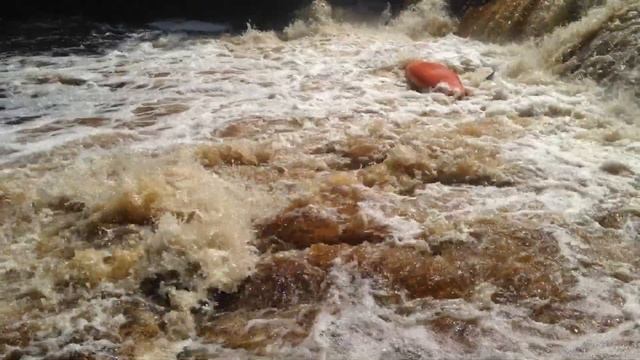 Розовый слон каяк перевернулся. Сплав по Уксе. май 2014 смотреть онлайн