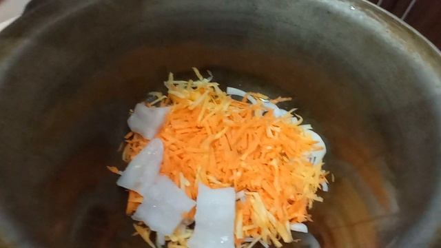Тушеный минтай с луком и морковью.