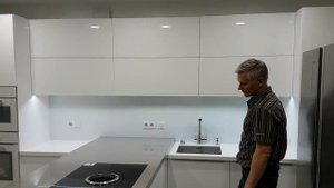 Кухня из акрилового стекла с электроприводом подъёмных механизмов фасадов
