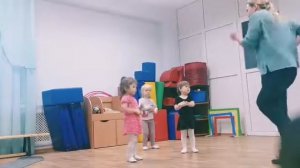 Детские танцы для малышей. Разминка для малышей. Танец-согревалочка.