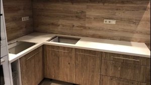 Установка столешницы на кухню из искусственного акрилового камня.
