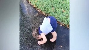 СМЕШНЫЕ ДЕТИ ИГРАЮТ С ВОДОЙ