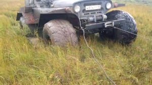 УАЗ на шинах низкого давления застрял.