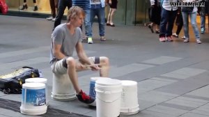 Круто  Уличный барабанщик, нереально быстро играет на  ведрах