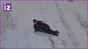 Женщина выпала из автобуса, а тот просто поехал дальше / Известия