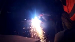 Вырезаю плазморезом отверстия под анкера.mp4