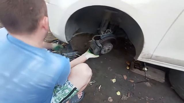 Замена переднего ступичного подшипника (VW Jetta 6) смотреть онлайн