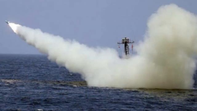 Iran’s Army Test Fires Short-Range ‘Smart’ Missile смотреть онлайн