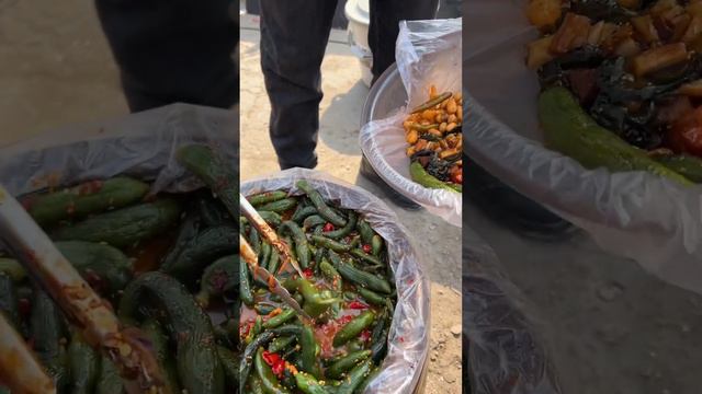 东北哥俩开车来山东卖咸菜，摆放了十几口大酱缸，有山野菜，场面不小 смотреть онлайн