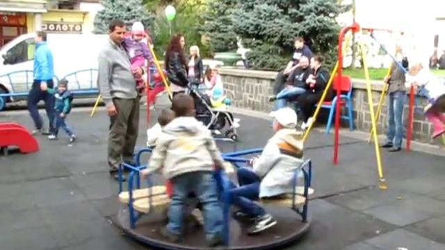 прогулка с детьми на детской площадке