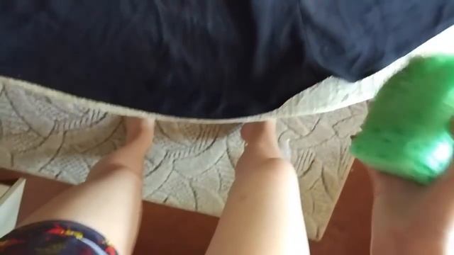 Как удалить пятно от смолы из дерева с одежды