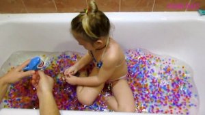 ♥ ORBEEZ Купаемся в Ванной с Шариками ОРБИЗ и Акулой - Have Fun in Orbeez Pool