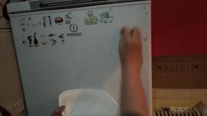 Как смыть наклейки с холодильника