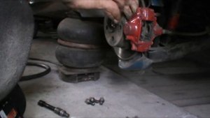 Как быстро заменить задние колодки мерседес 124