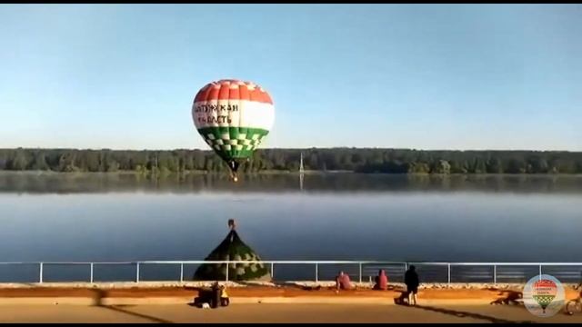 Взлет воздушного шара с воды