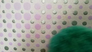 Как удалить пятна с обоев в считанные секунды. Варежка Aquamagic UJUT от Гринвей вам в помощь!