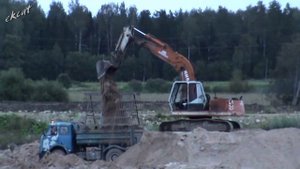 Он первый день на экскаваторе и первая загрузка.