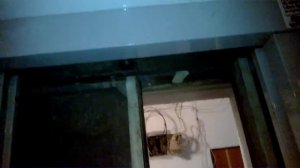У лифта открывается половина двери