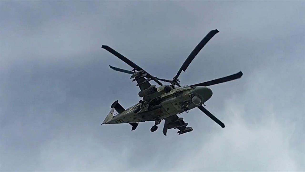 Ударно-разведывательные вертолеты Ка-52 уничтожают позиции боевиков неуправляемыми ракетами