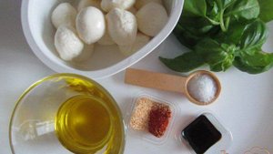 Закуска из моцареллы и томатов черри
