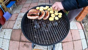 Домашние купаты приготовленные на барбекю