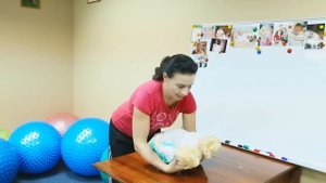 Как правильно держать ребенка на руках и столбиком