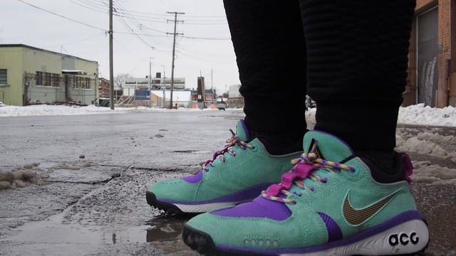 An on-feet look of Nike's ACG Dog Mountain in Emerald Rise смотреть онлайн
