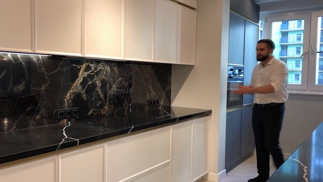 Белая кухня из эмали с пеналами в современном трендовом дизайне смотреть онлайн