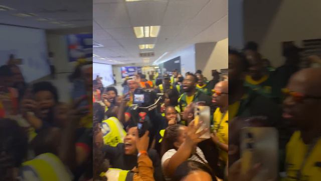 Humble & Bubbly Siya Kolisi joining Boks fans in a Song