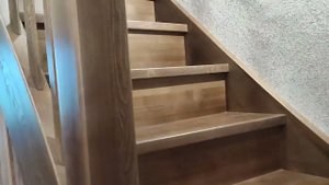 Тетивная лестница с подлестничной кладовкой.