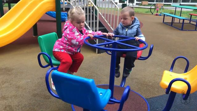 Озорные близнецы Ваня и Ульяна играют во дворе / Naughty twins Vanya and Ulyana play in the yard смотреть онлайн