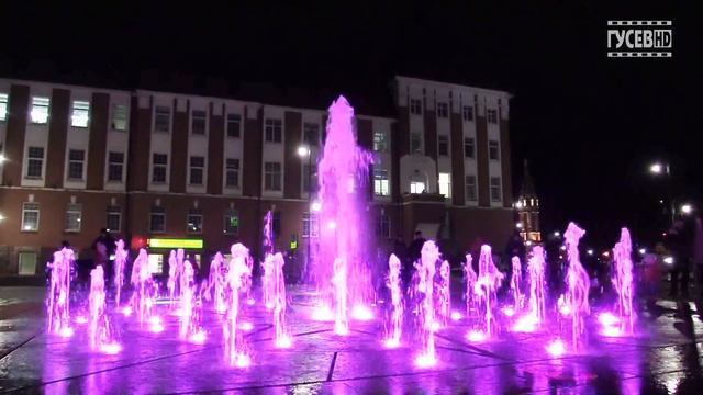 НА ПЛОЩАДИ В ГУСЕВЕ В ТЕСТОВОМ РЕЖИМЕ ЗАПУСТИЛИ НОВЫЙ ФОНТАН смотреть онлайн