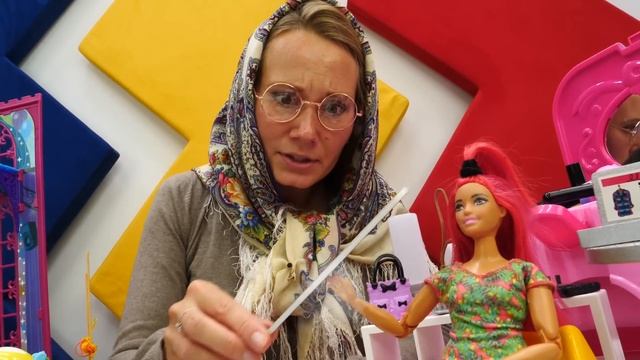 Видео про куклы. Барби и Баба Маня  - игры в Салон Красоты и одевалки. Делаем макияж Барби!