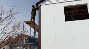 #Установка доборных элементов для #дома из #сэндвич панелей. Своими руками.